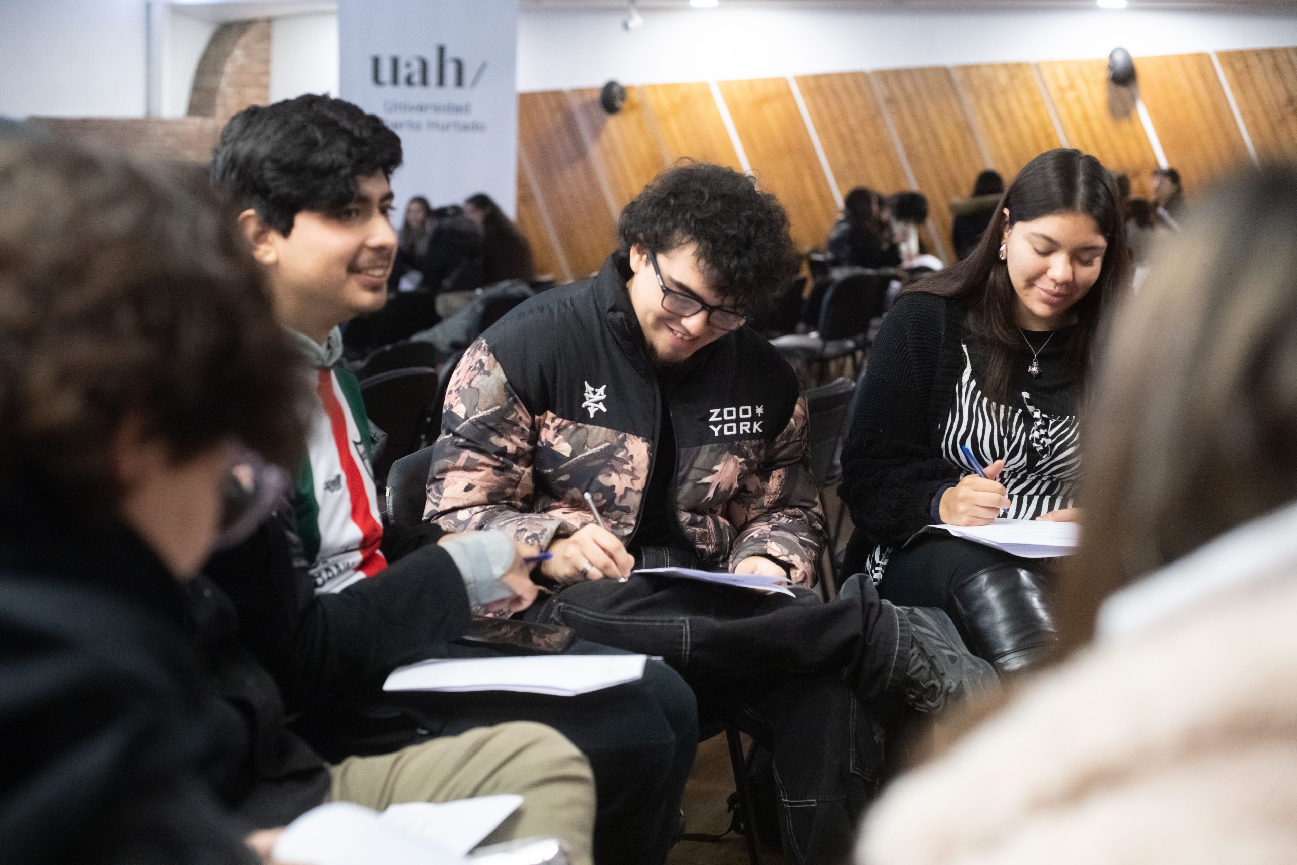 Estudiantes participando en taller de diálogo