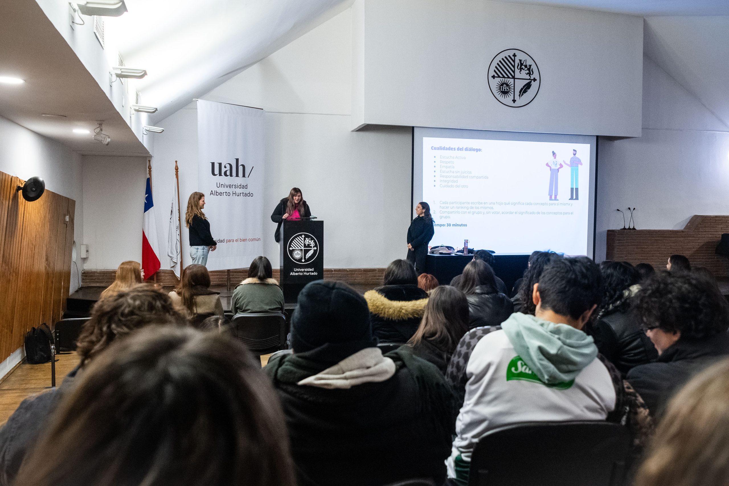 Estudiantes en taller de intervención social