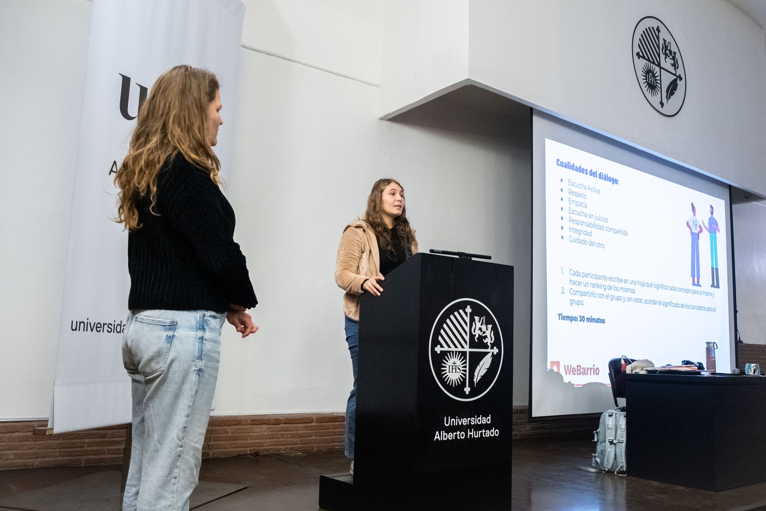 Estudiantes trabajando en dinámica de valores humanos